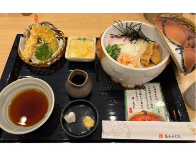 群馬県館林市の名物「館林うどん」。狸の形をした器で提供されている